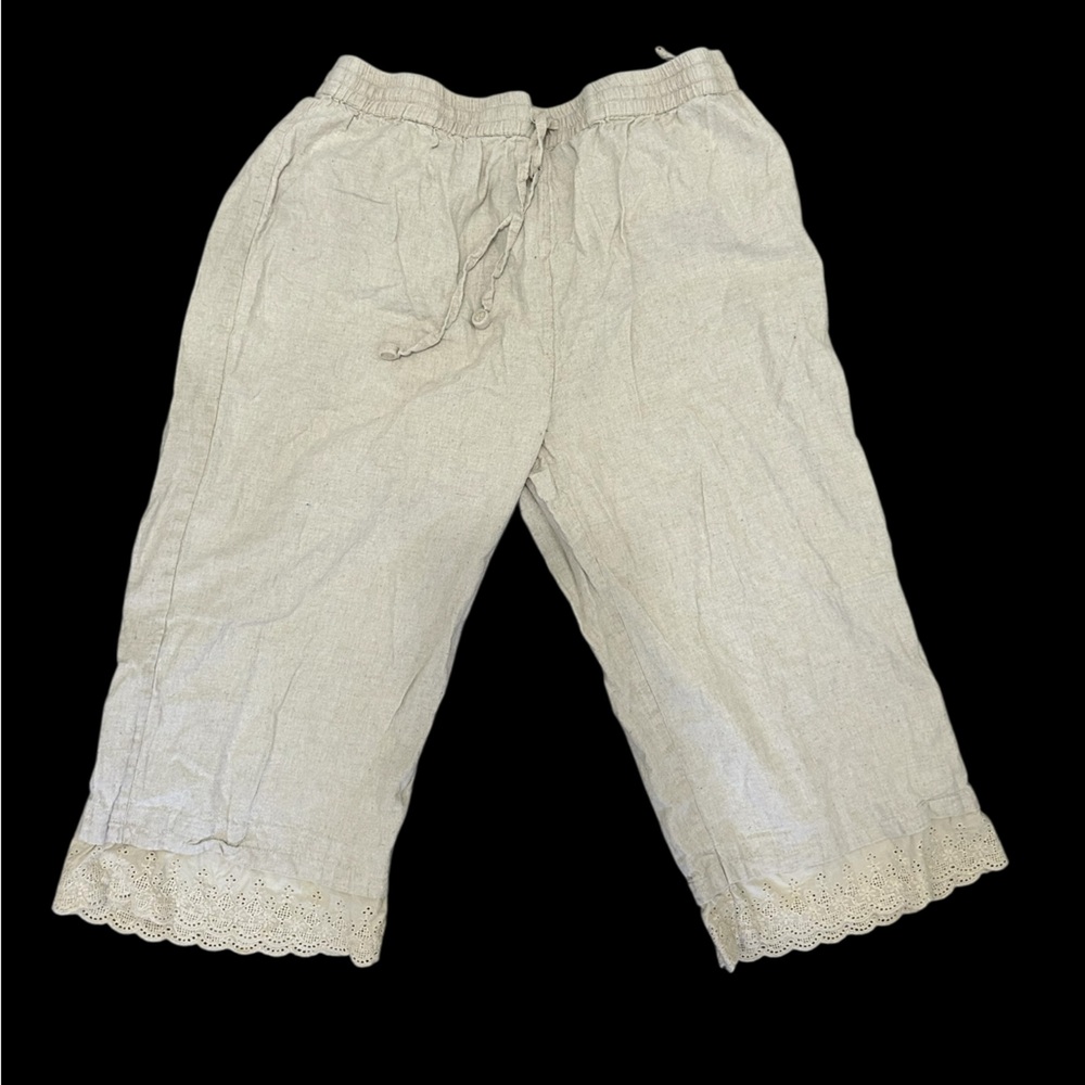 ✨ Cream linen capri shorts with lace trim✨